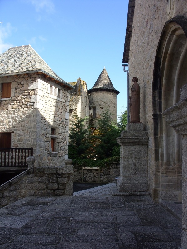 Église Saint-Martin uit 819 en het Château uit de 11e eeuw